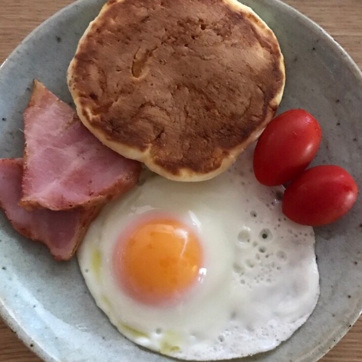 ベーコンと目玉焼き、パンケーキで朝ごはん